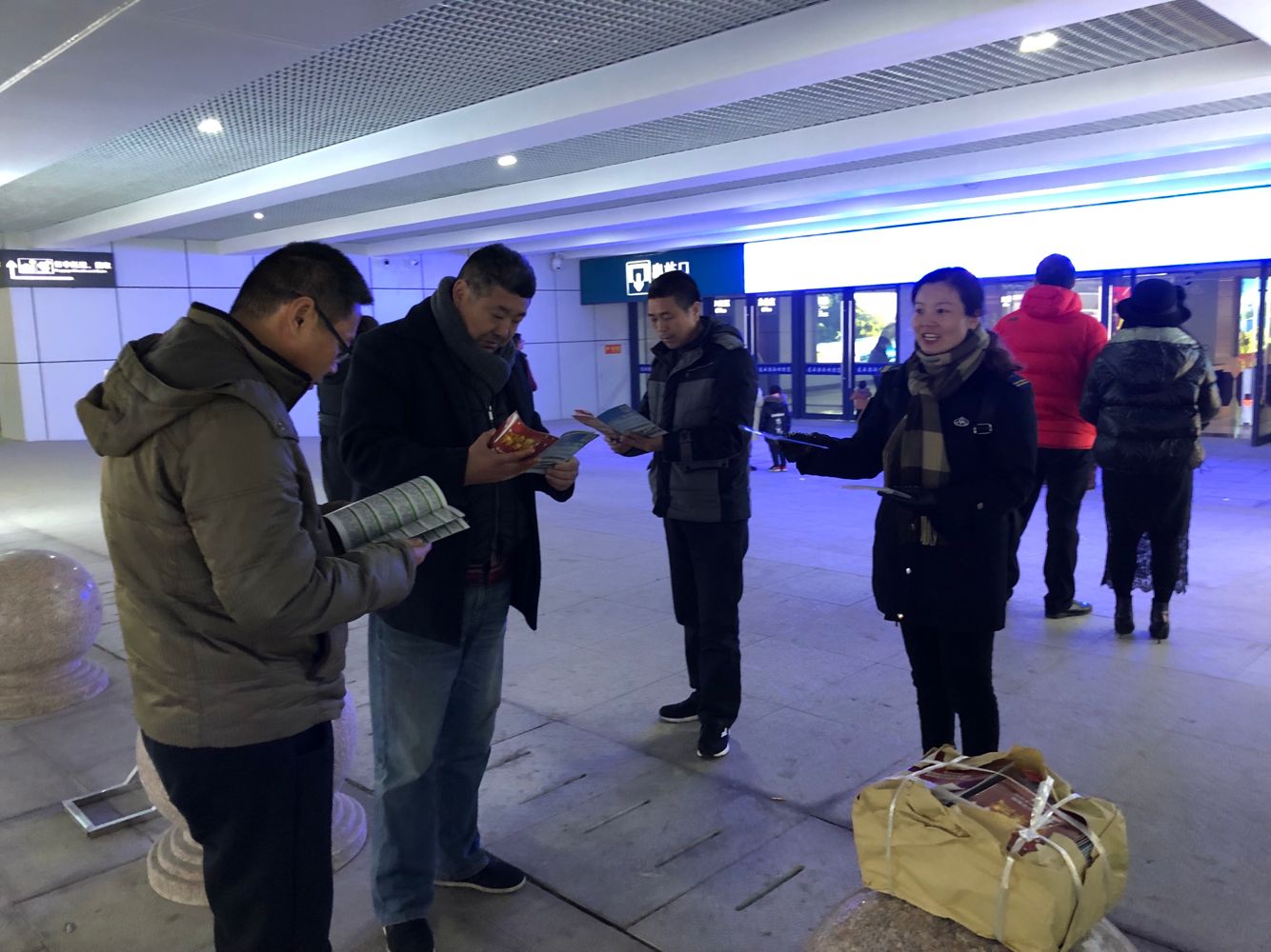公交集團公交事業(yè)一部開展志愿為旅客導乘服務活動